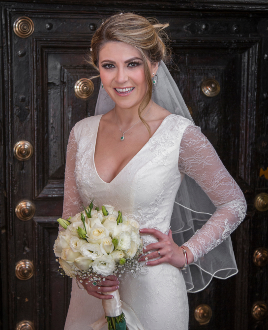 Novia con ramo de rosas blancas
