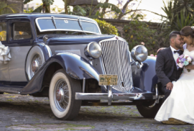 Novios en auto clásico Novios en auto clásico