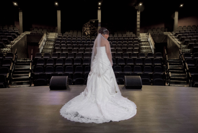Novia en auditorio con vestido de boda Novia en auditorio con vestido de boda