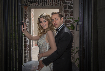 Novios posando vestidos Novios posando vestidos