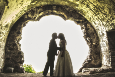 Pareja bajo arquitectura antigua besandose Pareja bajo arquitectura antigua besandose