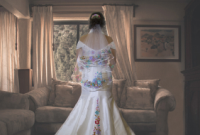 Novia luciendo vestido de bodas Novia luciendo vestido de bodas