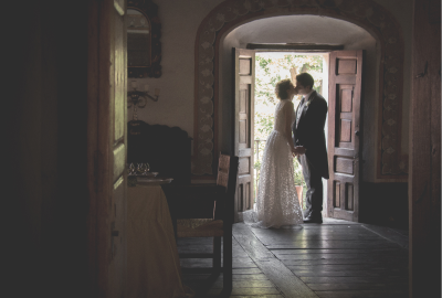 Beso de novios en casa contemporanea Beso de novios en casa contemporanea