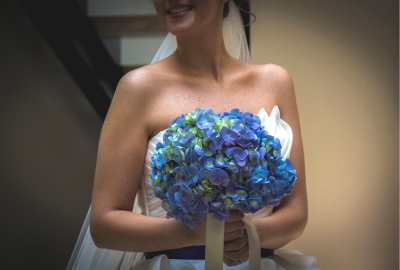 Novia con ramo de flores Novia con ramo de flores