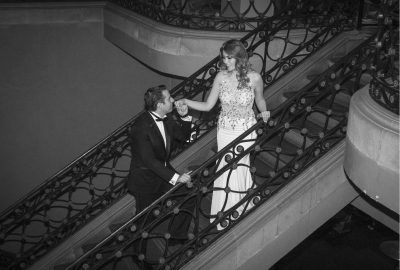 Novios en escalera, imagen romantica Novios en escalera, imagen romantica