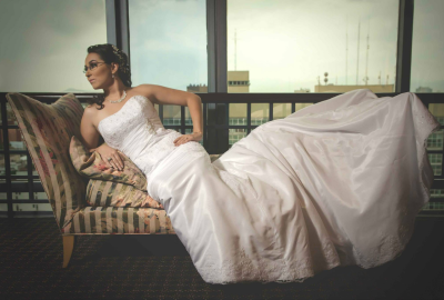 Novia posando con vestido blanco Novia posando con vestido blanco