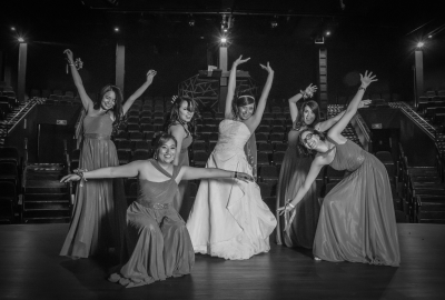 Novia y damas de honor bailando Novia y damas de honor bailando