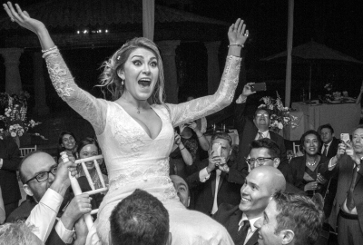 Novia feliz celebrando Novia feliz celebrando