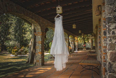 Vestido de novia colgando Vestido de novia colgando
