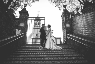 Novios en escaleras Novios en escaleras