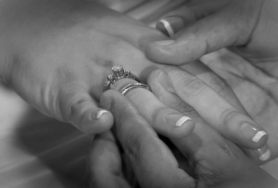 Novio pone anillo en mano de novia Novio pone anillo en mano de novia