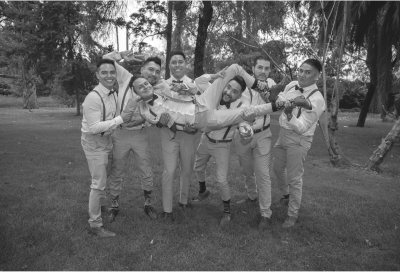 Padrinos posando con novio Padrinos posando con novio