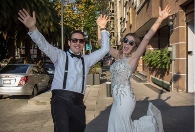 Pareja joven divertida vestida para boda Pareja joven divertida vestida para boda