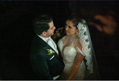 Novios con mirada enamorada Novios con mirada enamorada