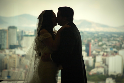 Beso de novios sobre la ciudad Beso de novios sobre la ciudad