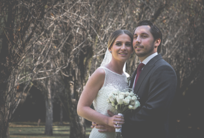 Novios felices con ramo Novios felices con ramo