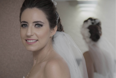 Novia con vestido y velo de boda Novia con vestido y velo de boda