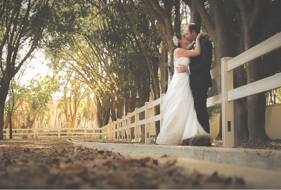 Novios al aire libre besandose Novios al aire libre besandose